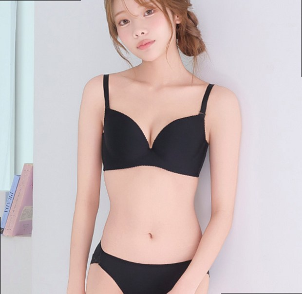 (Popular series) Wire-free bras that lift and support, night bras that care for your bust while you sleep, and bra-tops that create a smooth silhouette — Keen Coreblend's wire-free range is packed with functional styles. Available in extended sizes.
